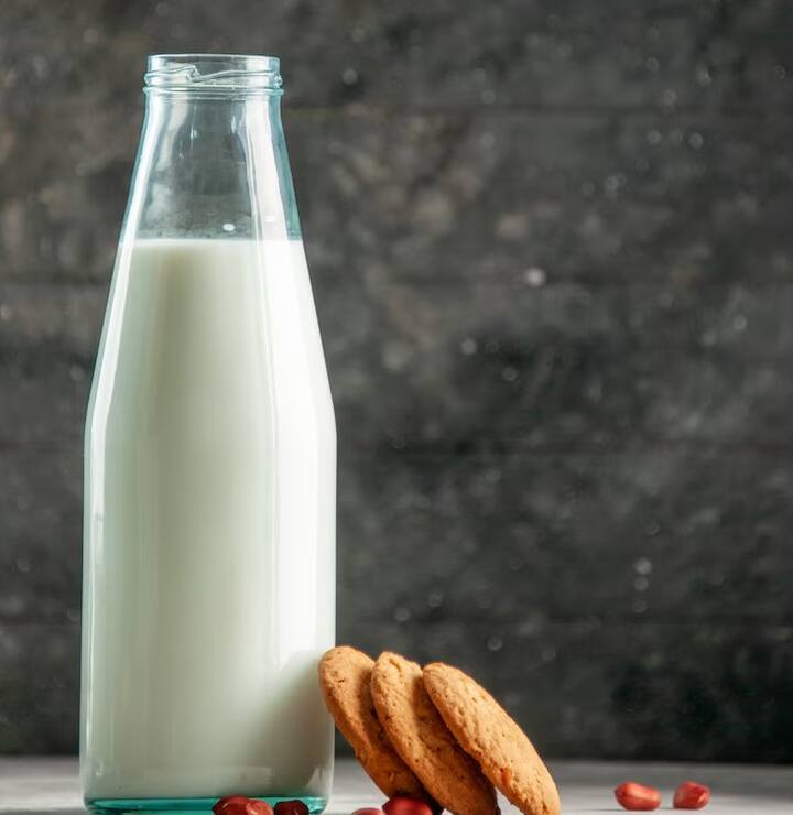 દૂધ પીવાથી હૃદય રોગ થઈ શકે છે-મીડિયા રિપોર્ટ્સ અનુસાર, બ્રિસ્ટોલ યુનિવર્સિટીમાં પીએચડી કરી રહેલા વૈજ્ઞાનિકોએ દાવો કર્યો છે કે, દૂધ સહિત ડેરી ઉત્પાદનોના સેવનથી હૃદય રોગ થઈ શકે છે. ધીમે ધીમે લોકોમાં આ સમસ્યા વધતી જાય છે. બાદમાં તે ગંભીર સમસ્યામાં ફેરવાય છે. આ કિસ્સામાં, દૂધનું સેવન કરતી વખતે સાવચેતી રહેવું જોઈએ.