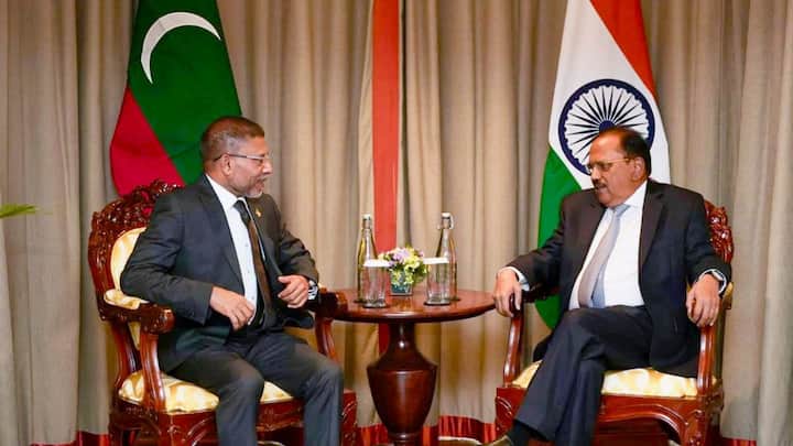 कोलंबो में 30 सितंबर को सुरक्षा सम्मेलन हुआ. ये सम्मेलन हिंद महासागर क्षेत्रों के कई खतरों का मुकाबला करने के लिए हर साल आयोजित किया जाता है, जिसमे हिंद महासागरीय क्षेत्र के देशों के सुरक्षा सलाहकार यानी की NSA शामिल होते हैं. इस साल मोहम्मद मुइज्जू के नेतृत्व में मालदीव भी शामिल हुआ.