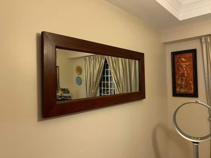 आरसा चुकीच्या जागी ठेवला तर जीवनातील अडचणी कधीच संपत नाहीत. घराची वास्तू योग्य असेल, तरच घरात नेहमी सकारात्मक ऊर्जा राहते.