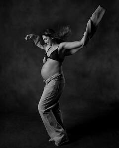 Deepika Padukone Pregnancy Portraits: दीपिका पादुकोण की तरह आप भी कर सकती हैं प्रेग्नेंसी फोटोशूट, ये आउटफिट होंगे बेस्ट