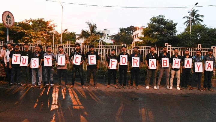 বেলেঘাটা থেকে আনন্দপুর হয়ে পাটুলি। নিহত চিকিৎসকের সুবিচারের দাবিতে সুশৃঙ্খলা-নীরব আন্দোলনের সাক্ষী হল কলকাতা।
