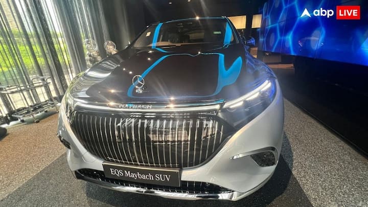 Mercedes-Maybach EQS 680 EV First Look: मर्सिडीज एक ऐसी कार लाई है, जिसमें आपको प्राइवेट जेट जैसा फील मिलेगा. वहीं ये कार सिंगल चार्जिंग में 600 किलोमीटर से ज्यादा की रेंज देने वाली है.