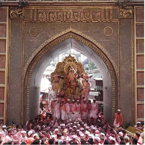 દક્ષિણ મુંબઇના લાલબાગ વિસ્તારમાં આવેલ લાલબાગના રાજા એક સુપ્રસિદ્ધ પંડાલ છે. અહી લોકો મોટી સંખ્યામાં દર્શન કરવા આવે છે. લોકોનું માનવું છે કે તેમની ઈચ્છાઓ અહી પૂર્ણ થાય છે.