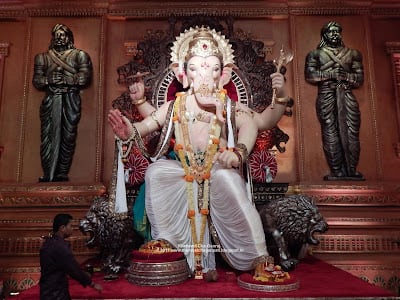 ગ્રાન્ટ રોડ પર ખેતવાડીની 12મી ગલીમાં આવેલ ખેતવાડી ચા ગણરાજ એ પરંપરાનું સાચું પ્રમાણપત્ર છે.અહીની ગણેશ મૂર્તિનો આકાર વર્ષોથી બદલાયો નથી. ખેતવાડી ચા ગણરાજે અસંખ્ય પુરસ્કારો મેળવ્યા છે. અહીનો પંડાલ પણ ખૂબ જ સુંદર છે.