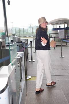 Spotted: बेबी डॉल की खूबसूरत के आगे दिग्गज एक्ट्रेसेस भी फीकी, एयरपोर्ट पर दिखा स्वैग