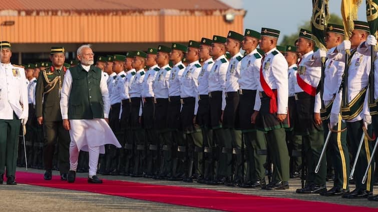 Prime Minister Narendra Modi arrives in Brunei Indian diaspora welcome him here  ब्रुनेई पहुंचे पीएम मोदी, क्राउन प्रिंस हाजी अल-मुहतादी ने गर्मजोशी से किया स्वागत