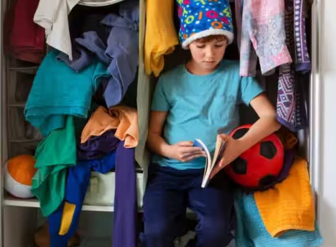 ਜੇਕਰ ਅਲਮਾਰੀ ਵਿੱਚ ਬਹੁਤ ਸਾਰੀਆਂ ਚੀਜ਼ਾਂ ਰੱਖੀਆਂ ਹੋਣ ਤਾਂ ਇਹ ਝੁੱਕ ਸਕਦੀਆਂ ਹਨ ਅਤੇ ਇਸ ਨਾਲ ਅਲਮਾਰੀ ਵਿੱਚੋਂ ਚੀਜ਼ਾਂ ਡਿੱਗ ਸਕਦੀਆਂ ਹਨ। ਇਸ ਲਈ ਤੁਸੀਂ ਆਪਣੀ ਅਲਮਾਰੀ ਤੋਂ ਭਾਰ ਘੱਟ ਕਰ ਦਿਓ।