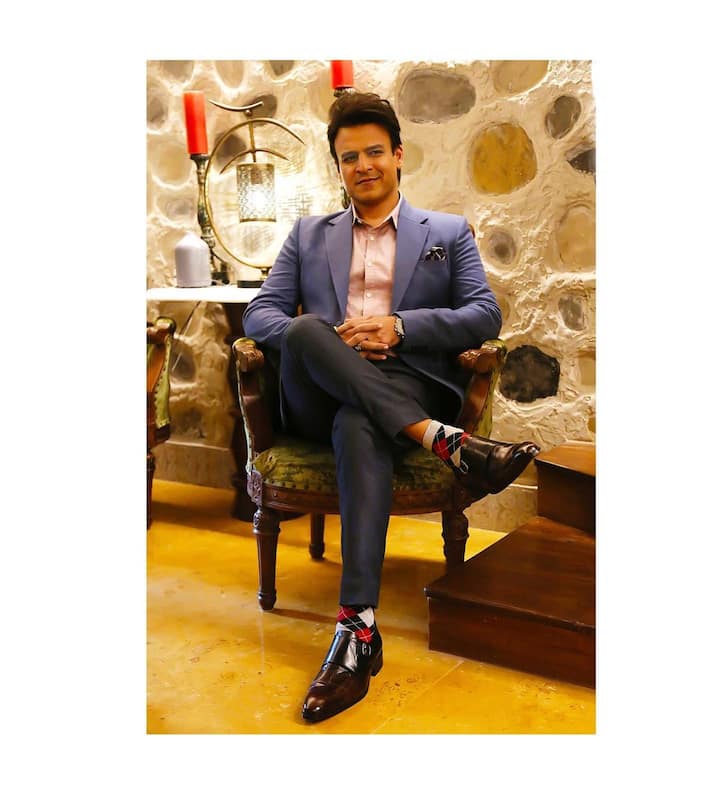 इस बात से तो सभी वाकिफ हैं विवेक ओबेरॉय ने अपने 22 साल के करियर में करीब 38 फिल्मों में काम किया है. जिनमें से कुछ फ्लॉप रही और कई ने बॉक्स ऑफिस पर छप्परफाड़ कमाई की. हालांकि अब एक्टर पर्दे पर कम ही नजर आते हैं. लेकिन इनकम और नेटवर्थ के मामले में अभी भी वो कई बड़े स्टार्स को टक्कर देते हैं. जानिए कहां से होती है एक्टर की कमाई....