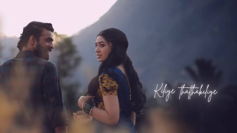 Tovino Thomas starring ARM movie first single is out Fans vibes Kiliye ரசிகர்கள் மனதை கவர்ந்த 'கிளியே'.. டோவினோ தாமஸ் நடித்த ARM படத்தின் முதல் பாடல் வெளியானது!