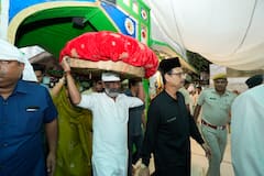 पत्नी के साथ अजमेर शरीफ दरगाह पहुंचे झारखंड के CM हेमंत सोरेन, मांगी ये दुआ, देखें तस्वीरें