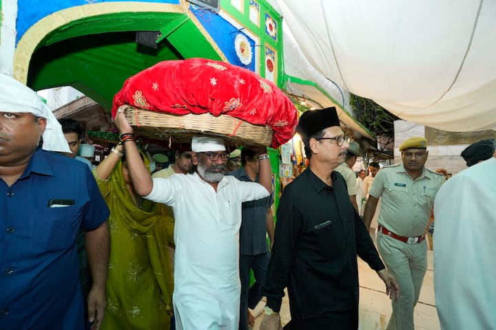 झारखंड के मुख्यमंत्री हेमंत सोरेन सोमवार (2 सितंबर) को अजमेर पहुंचे. यहां उन्होंने ख्वाजा मोइनुद्दीन चिश्ती की दरगाह में जियारत की. मुख्यमंत्री ने दरगाह में जियारत कर देश-प्रदेश में अमन-चैन और शांति भाईचारा बना रहे, इसके लिए दुआ मांगी.