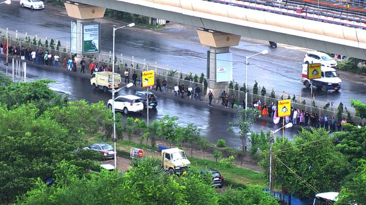 সব মিলিয়ে আর জি কর মেডিক্য়ালে চিকিৎসককে ধর্ষণ-খুনের প্রতিবাদে প্রতিদিনই প্রতিবাদের নিত্য়নতুন রূপ দেখতে পাচ্ছে মহানগর।