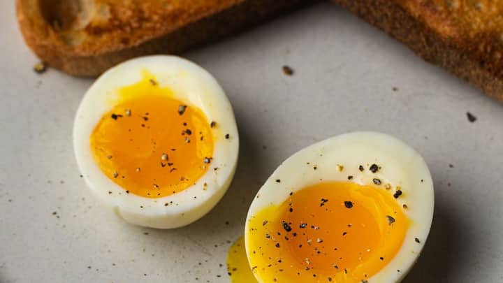 फायद्यांबद्दल बोलताना, अंडी उच्च दर्जाची प्रथिने प्रदान करते, जे स्नायूंच्या विकासासाठी आणि देखभालीसाठी आवश्यक आहे. अंड्यांमध्ये ल्युटीन आणि झेक्सॅन्थिन सारखे अँटिऑक्सिडंट असतात जे मोतीबिंदू आणि मॅक्युलर डिजेनेरेशन सारख्या वय-संबंधित डोळ्यांच्या समस्यांचा धोका कमी करू शकतात.