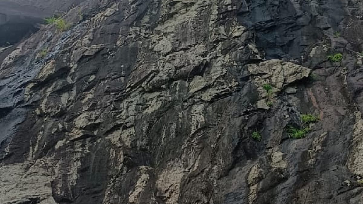 மேற்கு தொடர்ச்சி மலையில் சரமாரியாக வெட்டப்படும் கனிமவளம் - குமரியில் நிலச்சரிவு அபாயம்