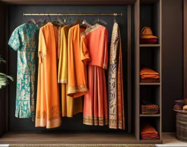 ਇਸ ਤੋਂ ਇਲਾਵਾ ਅਲਮਾਰੀ ਨੂੰ ਸਹੀ ਜਗ੍ਹਾ 'ਤੇ ਰੱਖੋ, ਅਲਮਾਰੀ 'ਚ ਓਨਾ ਹੀ ਸਮਾਨ ਰੱਖੋ, ਜਿੰਨੀ ਜਗ੍ਹਾ ਹੋਵੇ ਅਤੇ ਅਲਮਾਰੀ ਦੇ ਹੇਠਲੇ ਹਿੱਸੇ ਵਿੱਚ ਭਾਰੀ ਸਮਾਨ ਰੱਖੋ।