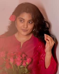 Nivetha Thomas: చేతిలో గులాబీలు, పెదవిపై చిరునవ్వులు- క్యూట్ లుక్ తో ఆకట్టుకుంటున్న నివేదా