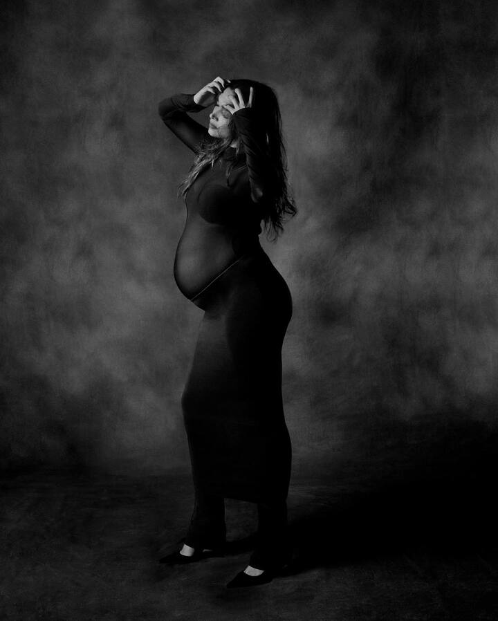 मागील अनेक दिवसांपासून बी टाऊनमधल्या एका कपलविषयी जोरदार चर्चा सुरु आहे. अभिनेत्री दीपिका पादुकोण (Deepika Padukone) आणि रणवीर सिंग (Ranveer Singh) आता लवकरच आई बाबा होणार आहेत.