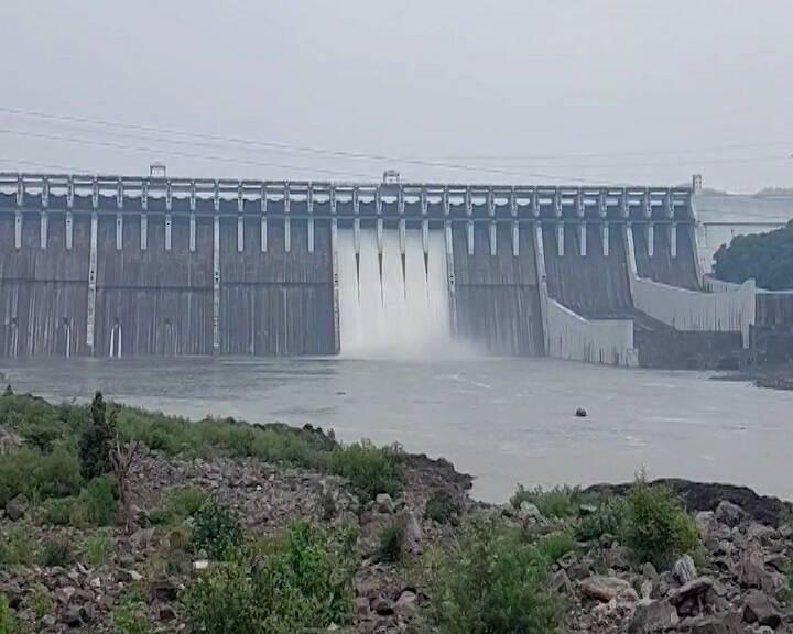 Narmada River Dam News: રાજ્યભરમાં ભારેથી અતિભારે વરસાદ ખાબકી રહ્યો છે. સાવર્ત્રિક વરસાદના કારણે રાજ્યમાં મોટાભાગની નદીઓ અને સરોવરા છલકાઇ ગયા છે. જો વાત કરવામાં આવે તો, સરદાર સરોવર નર્મદા ડેમ (Sardar Sarovar Narmada Dam)માં પાણીની આવક વધી હોવાનું સામે આવ્યું છે.