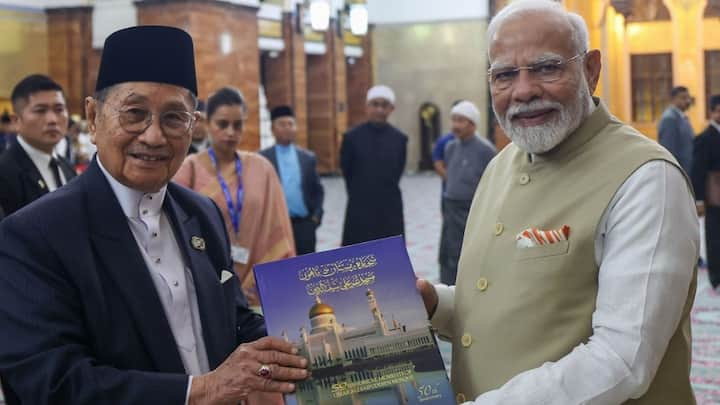 PM Modi Brunei Visit: पीएम मोदी दो दिन के दौरे पर मंगलवार को ब्रुनेई पहुंचे. यहां क्राउन प्रिंस हाजी अल-मुहतदी बिल्लाह ने उनका स्वागत किया. इस दौरान पीएम मोदी को गार्ड ऑफ ऑनर दिया गया.