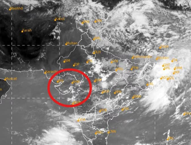 Four systems activated heavy to very heavy rains are predicted in these districts Gujarat Rain: એક સાથે ચાર સિસ્ટમ સક્રિય થઈ, આ જિલ્લાઓમાં ભારેથી અતિભારે વરસાદની કરાઈ આગાહી 