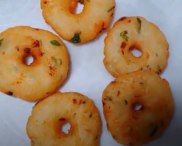செய்முறை : ஒரு மிக்ஸியில் ஊறவைத்த பச்சரிசி, கருப்பு உளுத்தம் பருப்பு, நறுக்கிய இஞ்சி, பச்சை மிளகாய் சேர்த்து அரைக்கவும்.