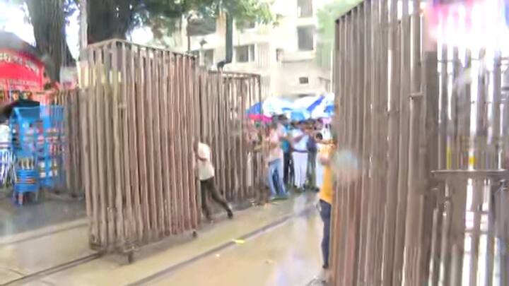 রাতভর অবস্থান। ২২ ঘণ্টার আন্দোলনের চাপে সরে যায় ব্য়ারিকেড। জুনিয়র চিকিৎসকদের প্রতিবাদের কাছে মাথা নত করে পুলিশ।