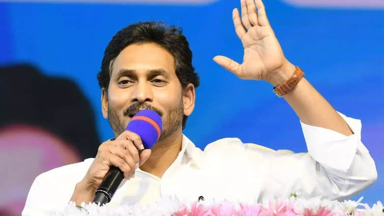 YS Jagan Mohan Reddy announces Rs 1 crore Donation For Flood Victims in Vijayawada YS Jagan Donation: వరద బాధితులకు కోటి రూపాయల సాయం ప్రకటించిన మాజీ సీఎం జగన్, నేరుగా ఇస్తారా?