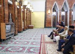 पीएम मोदी ने ब्रुनेई में ऐतिहासिक सुल्तान उमर अली सैफुद्दीन मस्जिद का किया दौरा, देखें Photos