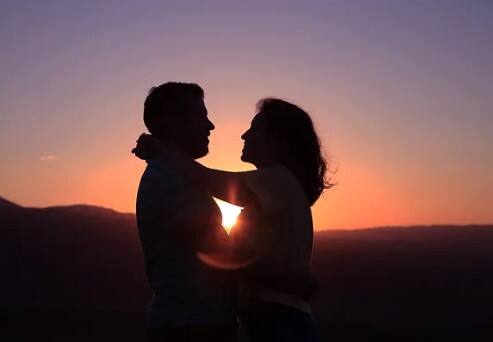 ਇਸਦੇ ਨਾਲ-ਨਾਲ ਤੁਹਾਨੂੰ ਆਪਣੀ ਫੀਜ਼ੀਕਲ ਲਾਈਫ ਬਾਰੇ ਵੀ ਖਾਸ ਗੱਲਾਂ ਦਾ ਧਿਆਨ ਰੱਖਣਾ ਚਾਹੀਦਾ ਹੈ।  ਹਰ ਮਨੁੱਖ ਦੇ ਜੀਵਨ ਵਿੱਚ ਕੁਝ ਸਮੱਸਿਆਵਾਂ ਆਉਂਦੀਆਂ ਹਨ ਪਰ ਇਨ੍ਹਾਂ ਨੂੰ ਦੂਰ ਕਰਨ ਦਾ ਹੱਲ ਲੱਭਣਾ ਵਿਅਕਤੀ ਉੱਤੇ ਨਿਰਭਰ ਕਰਦਾ ਹੈ। ਤੁਸੀਂ ਦੇਖਿਆ ਹੋਵੇਗਾ ਕਿ ਕੁਝ ਲੋਕ ਅਕਸਰ ਉਦਾਸ ਮਹਿਸੂਸ ਕਰਨ ਲੱਗ ਪੈਂਦੇ ਹਨ ਅਤੇ ਫਿਰ ਡਿਪਰੈਸ਼ਨ ਵਰਗੀਆਂ ਗੰਭੀਰ ਸਮੱਸਿਆਵਾਂ ਦਾ ਸ਼ਿਕਾਰ ਹੋ ਜਾਂਦੇ ਹਨ।