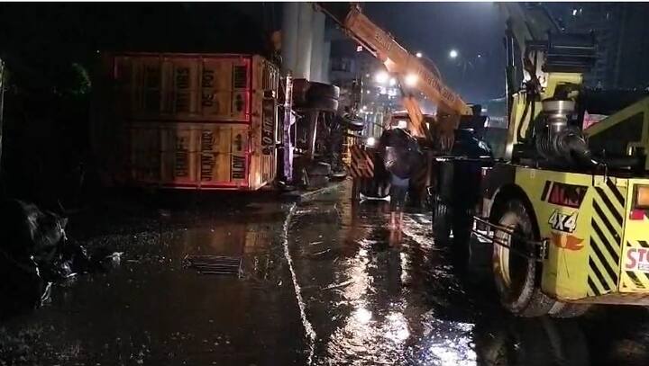 दुर्घटनेबाबत माहिती मिळताच पोलीस तात्काळ घटनास्थळी दाखल झाले. मिळालेल्या माहितीनुसार, ट्रक चालकाचं नियंत्रण सुटल्यामुळे हा अपघात झाला. अपघातात ट्रक चालक गंभीर जखमी झाला आहे.
