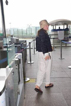 Spotted: बेबी डॉल की खूबसूरत के आगे दिग्गज एक्ट्रेसेस भी फीकी, एयरपोर्ट पर दिखा स्वैग