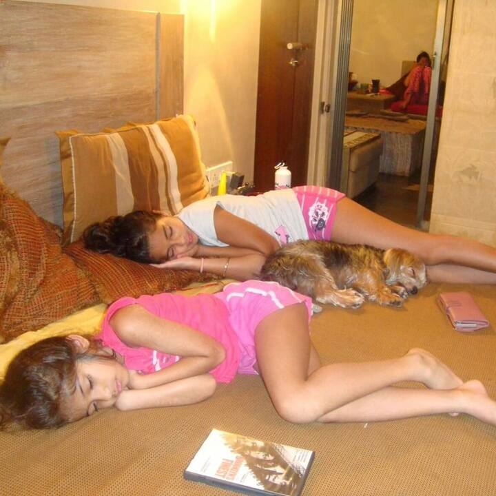 इन तस्वीरों को शेयर करते हुए अनन्या ने अपन फैंस को बताया कि अब फज उनके साथ नहीं है उसका निधन हो गया है.