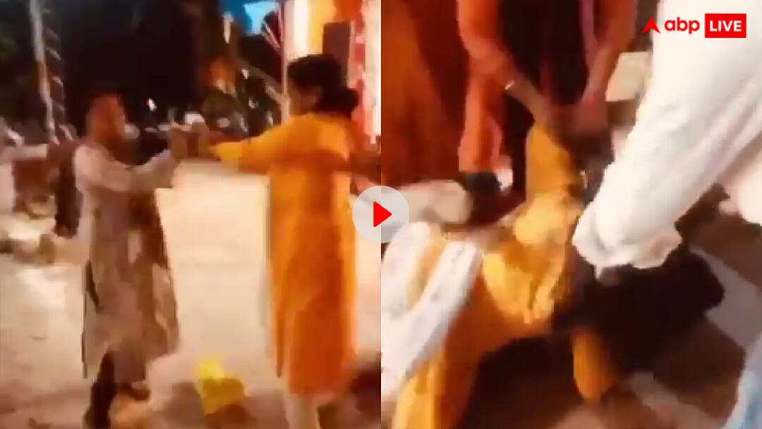 Two women are beating each other badly in public by holding their hair video goes viral बीच में कोई नहीं आएगा... बीच सड़क एक दूसरे से बाल नोचने लगीं महिलाएं, तमाशे का वीडियो वायरल