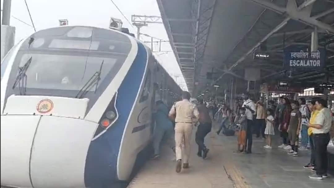 Agra: शख्स ने चलती वंदे भारत ट्रेन में की चढ़ने की कोशिश, दरवाजे से लटका, देखें वीडियो Passenger tried to board moving Vande Bharat train in Agra see video ann Agra: शख्स ने चलती वंदे भारत ट्रेन में की चढ़ने की कोशिश, दरवाजे से लटका, देखें वीडियो