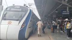 शख्स ने चलती वंदे भारत ट्रेन में की चढ़ने की कोशिश, दरवाजे से लटका, देखें वीडियो