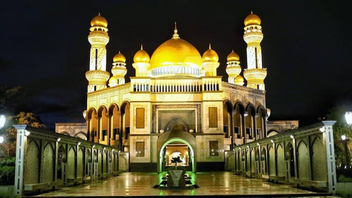 It is said that the King of Brunei gets as many government facilities as he has wealth, for which he does not even have to pay tax. You will be surprised to know that Brunei is a small country, with a population of only 4 lakh 82 thousand, but only a few selected people have the right to enter the King's palace.