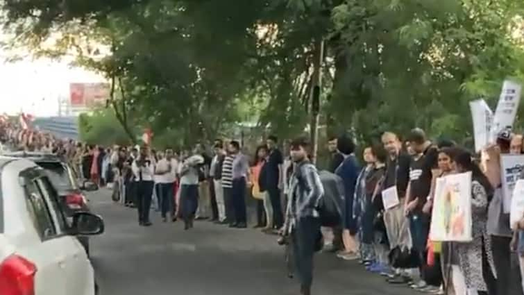 Kolkata Rape-Murder Case: Healthcare Professionals Form Human Chain Along EM Bypass To Demand Justice