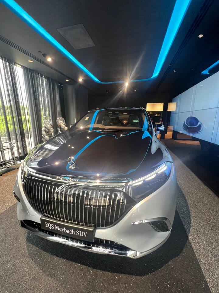 मर्सिडीज मेबैक EQS 680 EV की कोई भी राइवल इस समय मार्केट में नहीं आई है. ये कार 2.5 करोड़ रुपये की कीमत के साथ लॉन्च की जा सकती है.