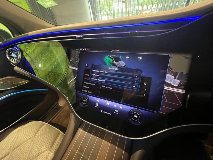 मर्सिडीज मेबैक की इस कार के केबिन में तीन बड़ी स्क्रीन लगी हैं जो कि एक साथ पूरे डैशबोर्ड को कवर कर लेती है. EQS मेबैक में नया स्टीयरिंग व्हील, मेबैक पैटर्न वाली पुडल लैम्प्स और भी कई फीचर्स दिए गए हैं.