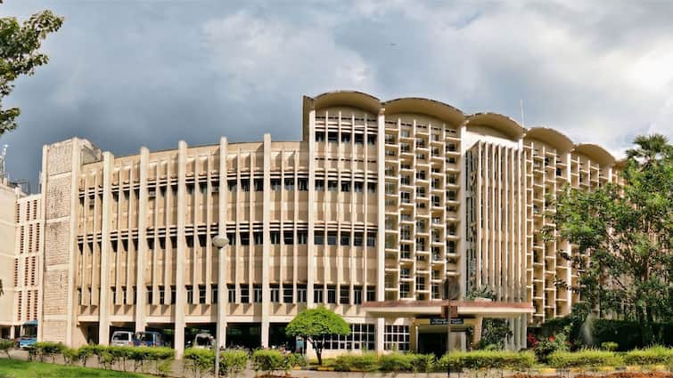 IIT Bombay Placements: 22 Students Secure Packages Over Rs 1 Crore, Lowest Package Drops To Rs 4 LPA IIT Bombay Placements: 22 Students Secure Packages Over Rs 1 Crore, Lowest Package Drops To Rs 4 LPA