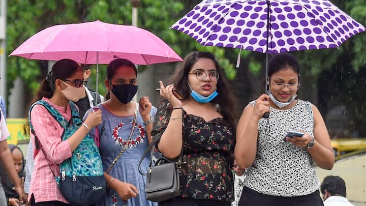 Delhi Weather Update: मौसम में बदलाव के संकेत के बीच दिल्ली में एक बार फिर मानसून सक्रिय हो गया है. आईएमडी ने दिल्ली और आसपास के शहरों में छह सितंबर तक के बारिश की संभावना जताई है.