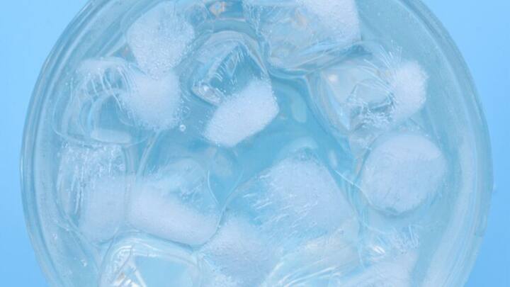 বরফের তাপমাত্রা রক্তনালী সংকুচিত করে। তাতে চোখ এবং মুখের ফোলাভাব দূর হয়। বিশেষ করে সকালবেলা বরফ জল ব্যবহারে এই সমস্যা দূর হয়।