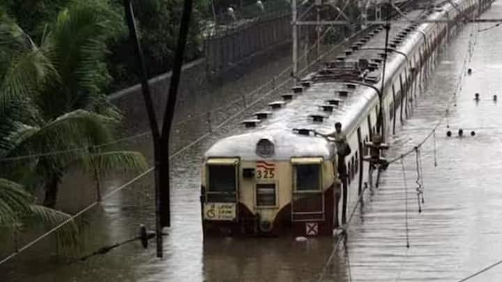 Train Refund Rules: ભારતીય રેલવેએ વિવિધ કારણોસર ટ્રેનો રદ કરવી પડે છે. આ પ્રશ્ન ઘણા લોકોના મનમાં આવે છે. જો વરસાદના કારણે ટ્રેન કેન્સલ થઈ છે. તો શું તેમને રિફંડ મળશે કે નહીં?