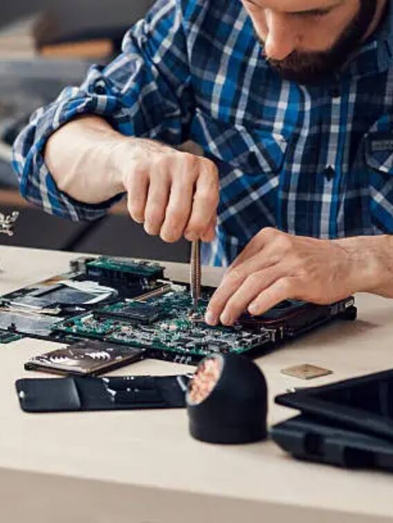 दिल्ली के इस बाजार में सस्ते में रिपेयर होते हैं मोबाइल-लैपटॉप!