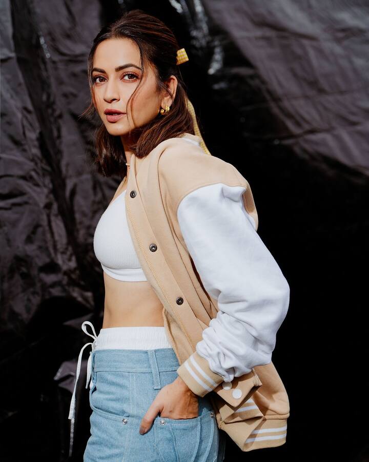 బాలీవుడ్ హీరో పుల్కిత్ సామ్రాట్ తో ప్రేమలో మునిగితేలిన కృతి రీసెంట్ గా పెళ్లిచేసుకుంది.. పెళ్లి తర్వాత కూడా కెరీర్ కొనసాగిస్తోంది.