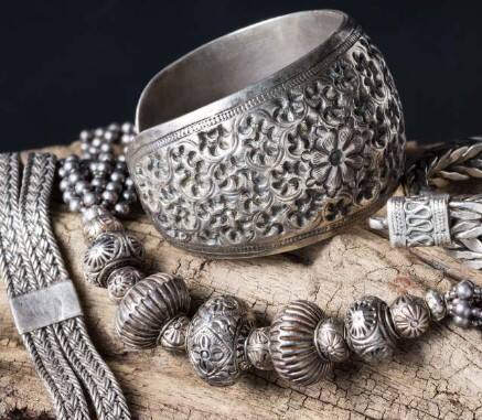 Silver is considered a metal that gives coolness. By wearing it, you can control your anger. Wearing silver also reduces mental restlessness.