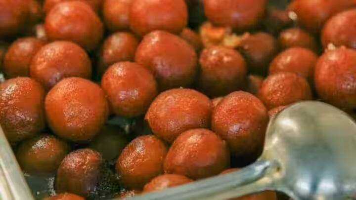 அடுத்தது பிசைந்த மாவை உருண்டை பிடித்து வட்டமாக தட்டிக்கொள்ளவும். அதன் பின் கடாயில் எண்ணெய் உருட்டி சூடானதும் உருட்டிய மாவை பொன்னிறமாக பொரித்து எடுத்துக் கொள்ளவும்.