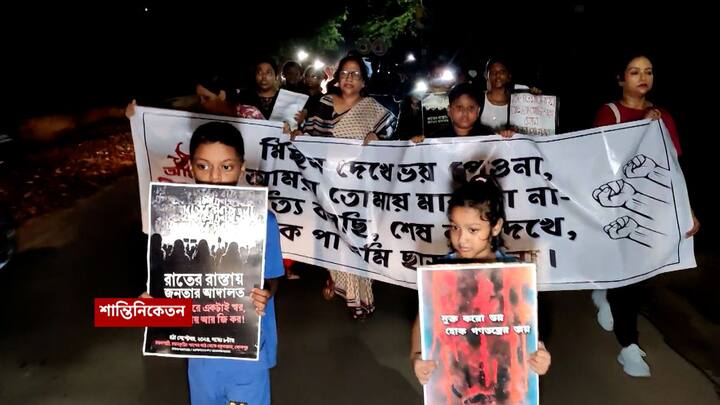 সেই আহ্বানে সাড়া দিয়ে পথে নামলেন শহরের মানুষ। মোমবাতি জ্বালিয়ে নিলেন হাতে।