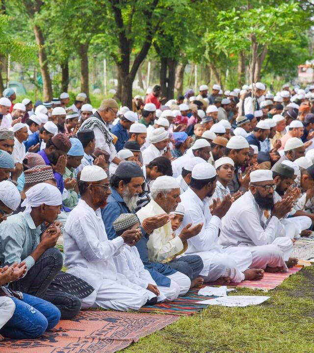 एबा बुश के इस बयान के बाद कई मुस्लिम संगठनों ने उनकी बुराई करनी शुरु कर दिया है. एबा बुश का ये रूप यूरोप के देशों कई में बहस का मुद्दा बन गया है.