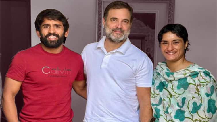 Vinesh Phogat Bajrang Punia Meet Rahul Gandhi Likely To Contest Haryana Elections On Congress Ticket Marathi News Vinesh Phogat-Bajrang Punia : पैलवान विनेश फोगाट, बजरंग पुनिया निवडणुकीच्या आखाड्यात, काँग्रेसकडून शड्डू ठोकण्याची चिन्हं